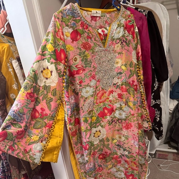 Zainab Salman raw silk floral suit- 2 piece shalwar set with organza dupatta - Picture 8 of 8